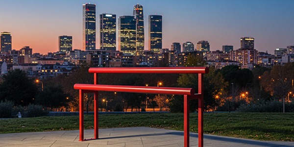 Cómo en HOSTEK revolucionamos la accesibilidad con bancos de apoyo isquiáticos personalizados